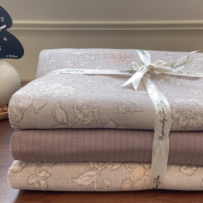 91家纺网 家纺一手货源 找家纺 雅阁尔家纺 2026新款轻奢复古美拉德风泡芙棉四件套水洗棉双层纱床单被套学生宿舍三件套床笠款 风华若诗