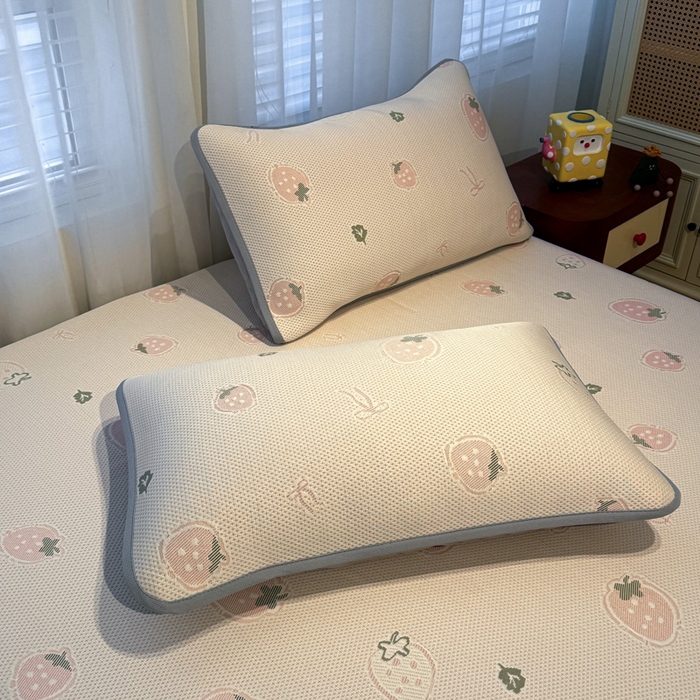 91家纺网 家纺一手货源 找家纺 凯罗 2026新款卡通实拍小红书爆款凉豆豆绣花凉席床笠可水洗床笠席子 波点草莓-粉