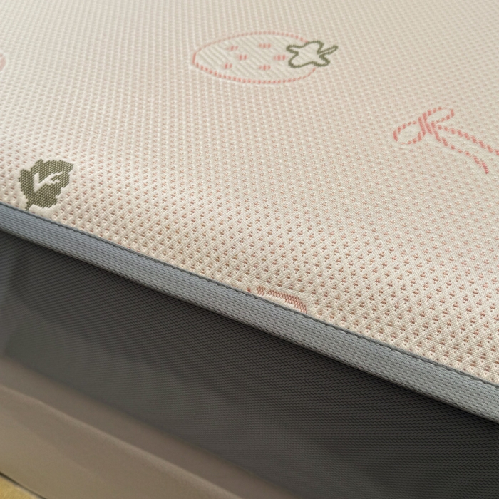 91家纺网 家纺一手货源 找家纺 凯罗 2026新款卡通实拍小红书爆款凉豆豆绣花凉席床笠可水洗床笠席子 波点草莓-粉