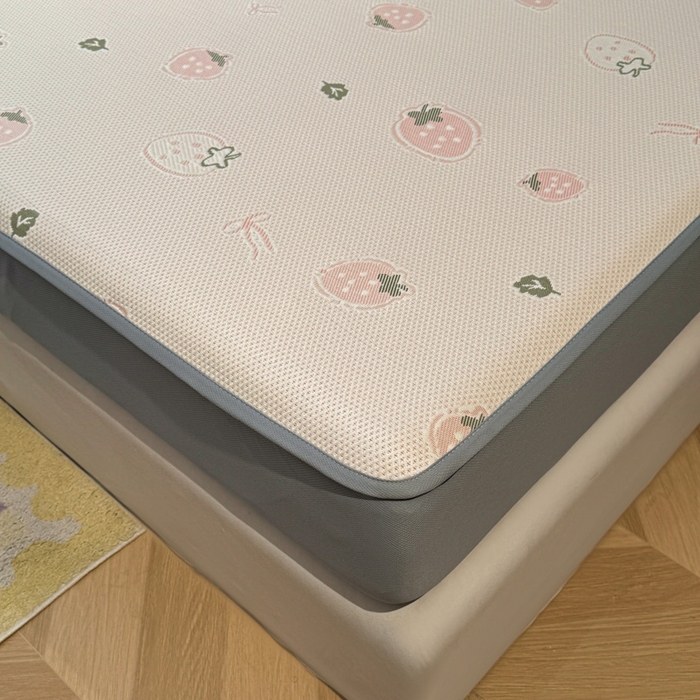 91家纺网 家纺一手货源 找家纺 凯罗 2026新款卡通实拍小红书爆款凉豆豆绣花凉席床笠可水洗床笠席子 波点草莓-粉