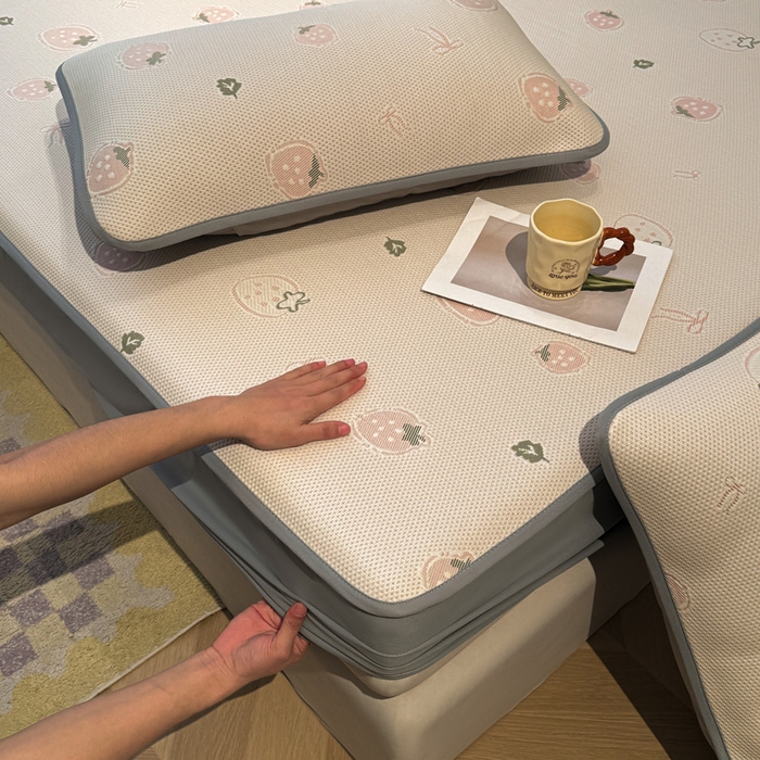 91家纺网 家纺一手货源 找家纺 凯罗 2026新款卡通实拍小红书爆款凉豆豆绣花凉席床笠可水洗床笠席子 波点草莓-粉