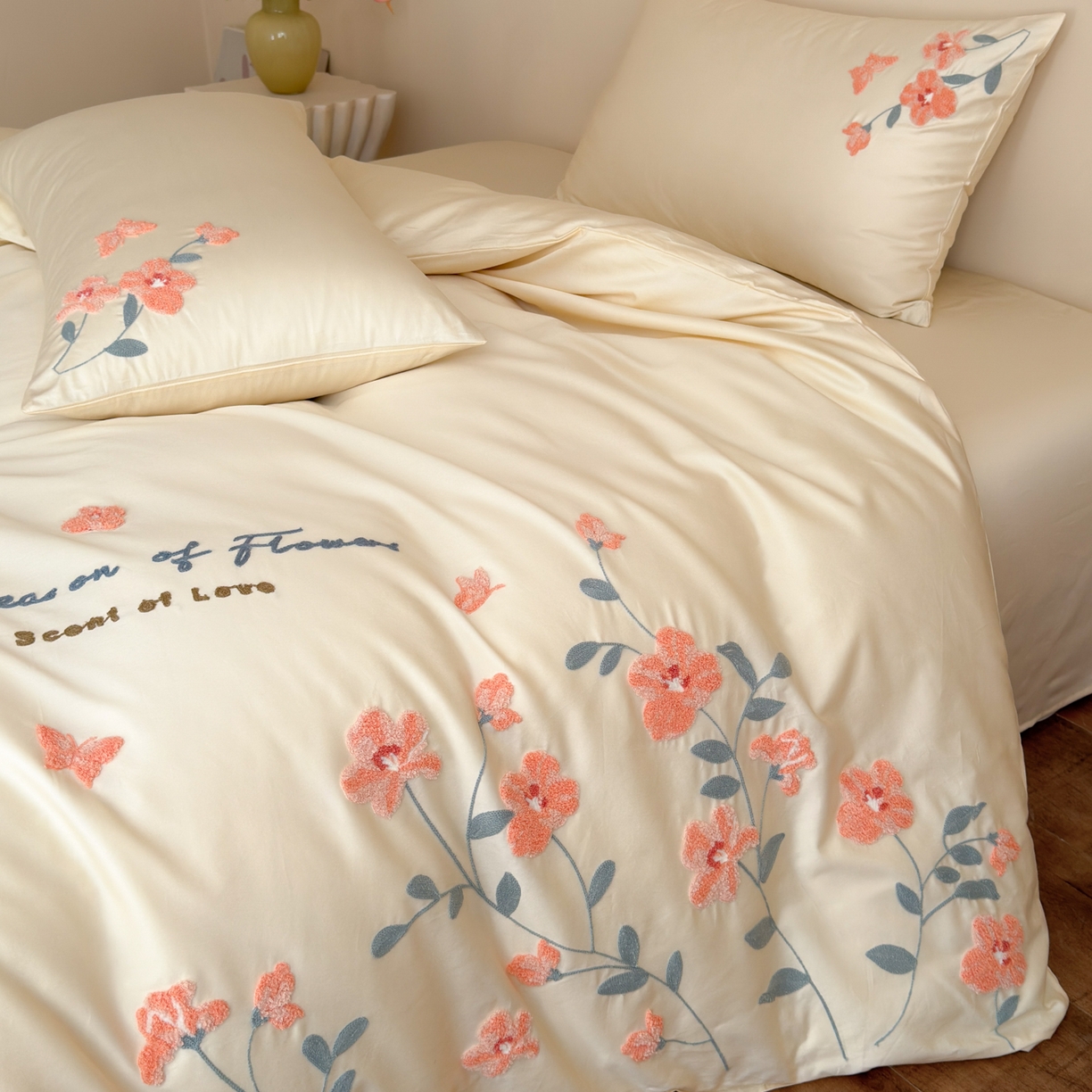 91家纺网 家纺一手货源 找家纺 优彩 2026春夏新款A类100支长绒棉毛巾绣四件套系列 满庭芳-奶油白