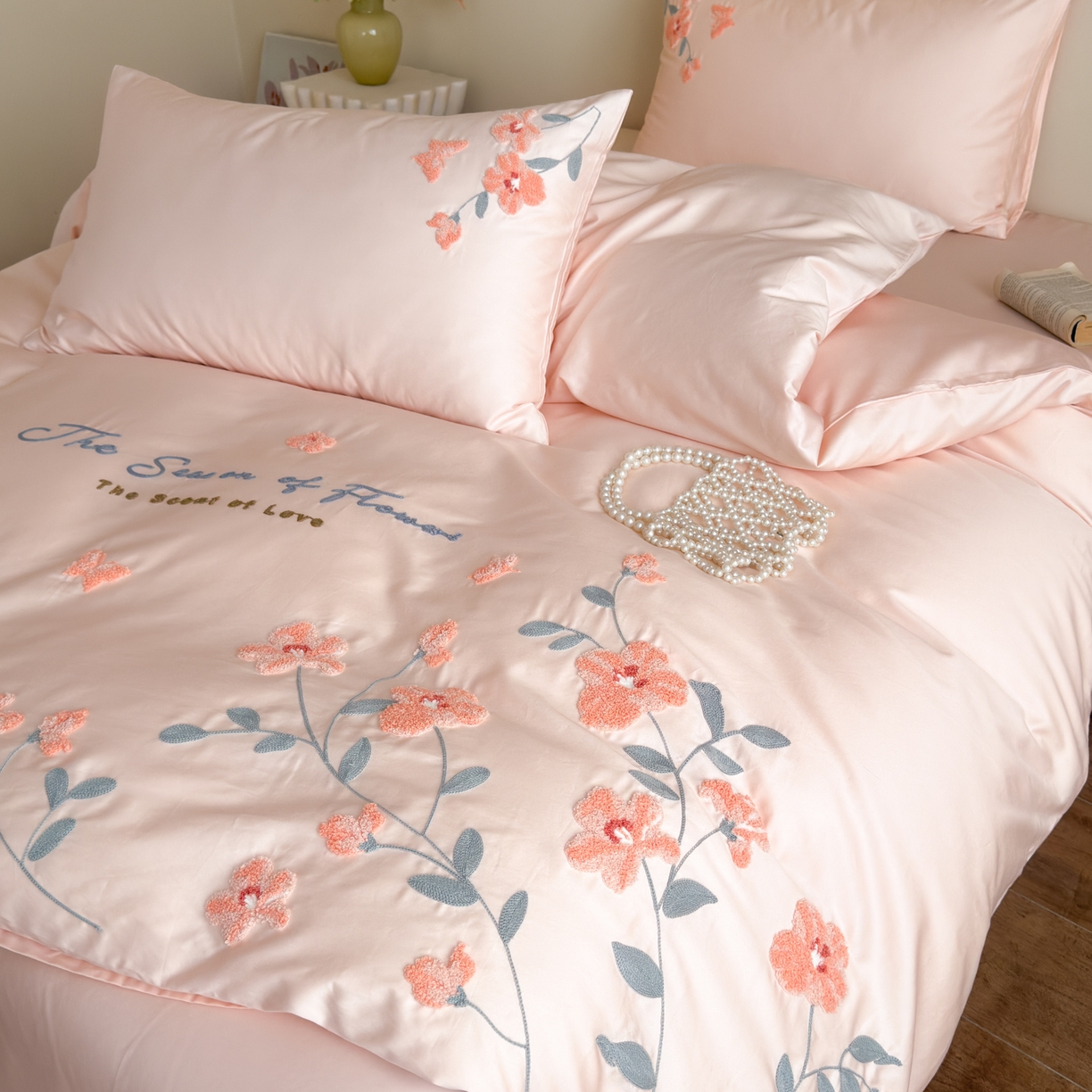 91家纺网 家纺一手货源 找家纺 优彩 2026春夏新款A类100支长绒棉毛巾绣四件套系列 满庭芳-冰莓粉