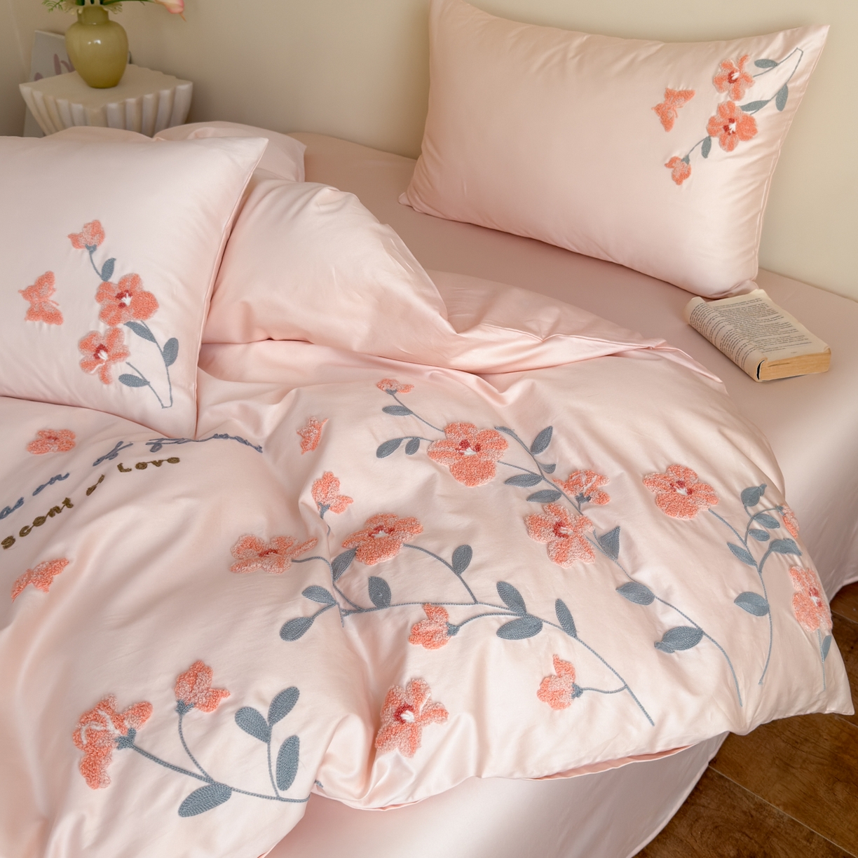 91家纺网 家纺一手货源 找家纺 优彩 2026春夏新款A类100支长绒棉毛巾绣四件套系列 满庭芳-冰莓粉