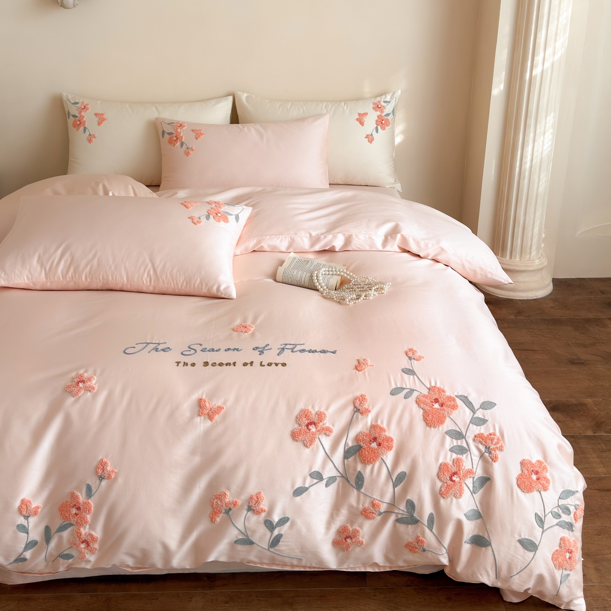 91家纺网 家纺一手货源 找家纺 优彩 2026春夏新款A类100支长绒棉毛巾绣四件套系列 满庭芳-冰莓粉