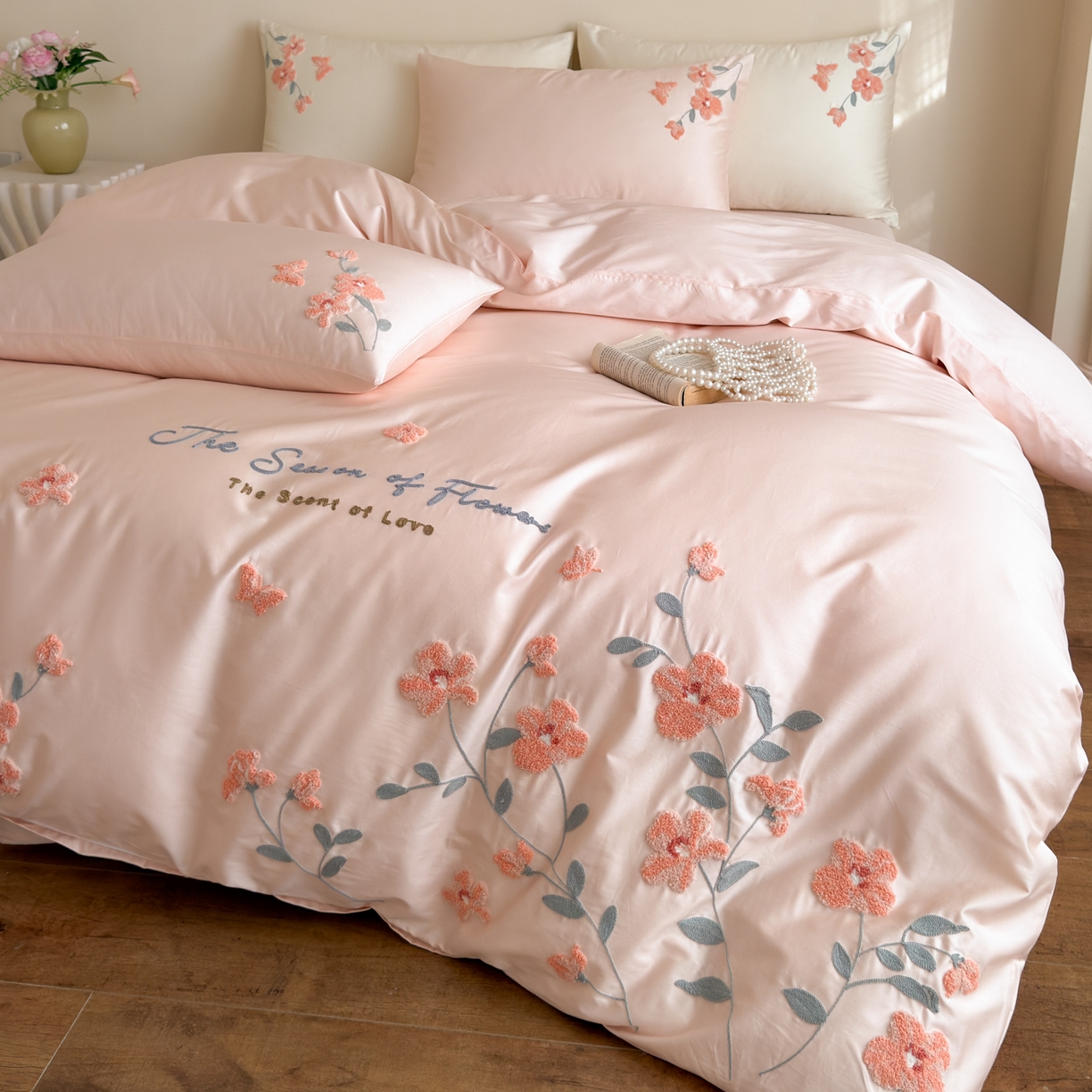 91家纺网 家纺一手货源 找家纺 优彩 2026春夏新款A类100支长绒棉毛巾绣四件套系列 满庭芳-冰莓粉