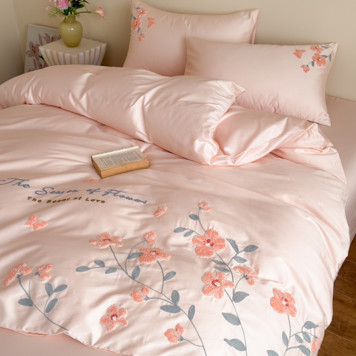 91家纺网 家纺一手货源 找家纺 优彩 2026春夏新款A类100支长绒棉毛巾绣四件套系列 满庭芳-冰莓粉