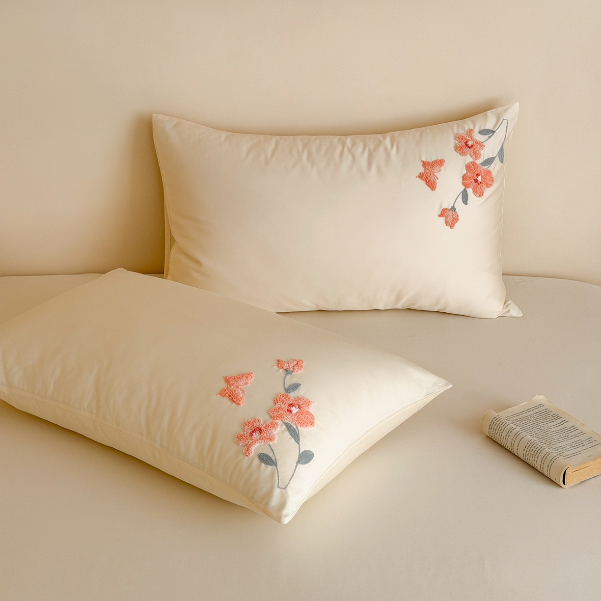 91家纺网 家纺一手货源 找家纺 优彩 2026春夏新款A类100支长绒棉毛巾绣四件套系列 满庭芳-奶油白