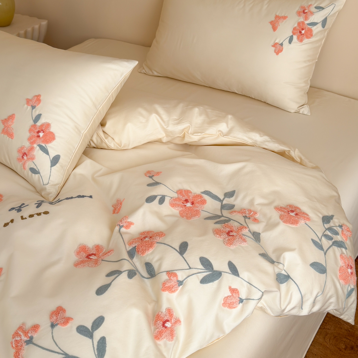 91家纺网 家纺一手货源 找家纺 优彩 2026春夏新款A类100支长绒棉毛巾绣四件套系列 满庭芳-奶油白