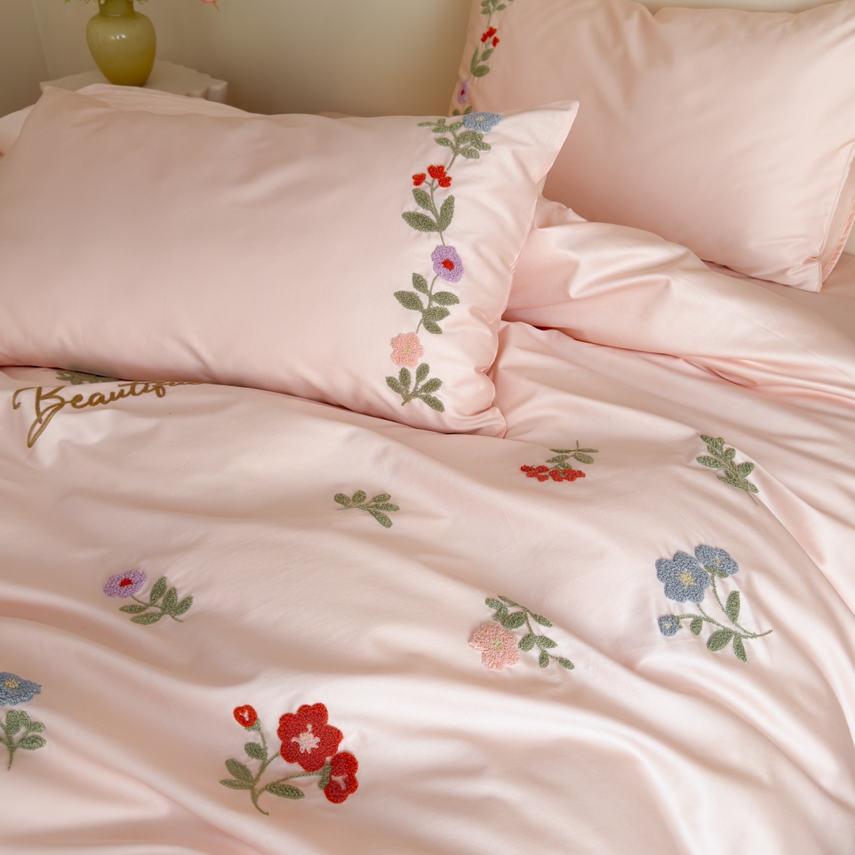 91家纺网 家纺一手货源 找家纺 优彩 2026春夏新款A类100支长绒棉毛巾绣四件套系列 醉花阴-粉