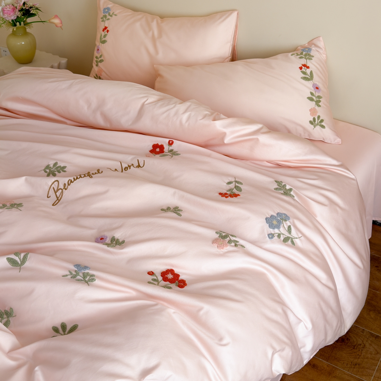 91家纺网 家纺一手货源 找家纺 优彩 2026春夏新款A类100支长绒棉毛巾绣四件套系列 醉花阴-粉