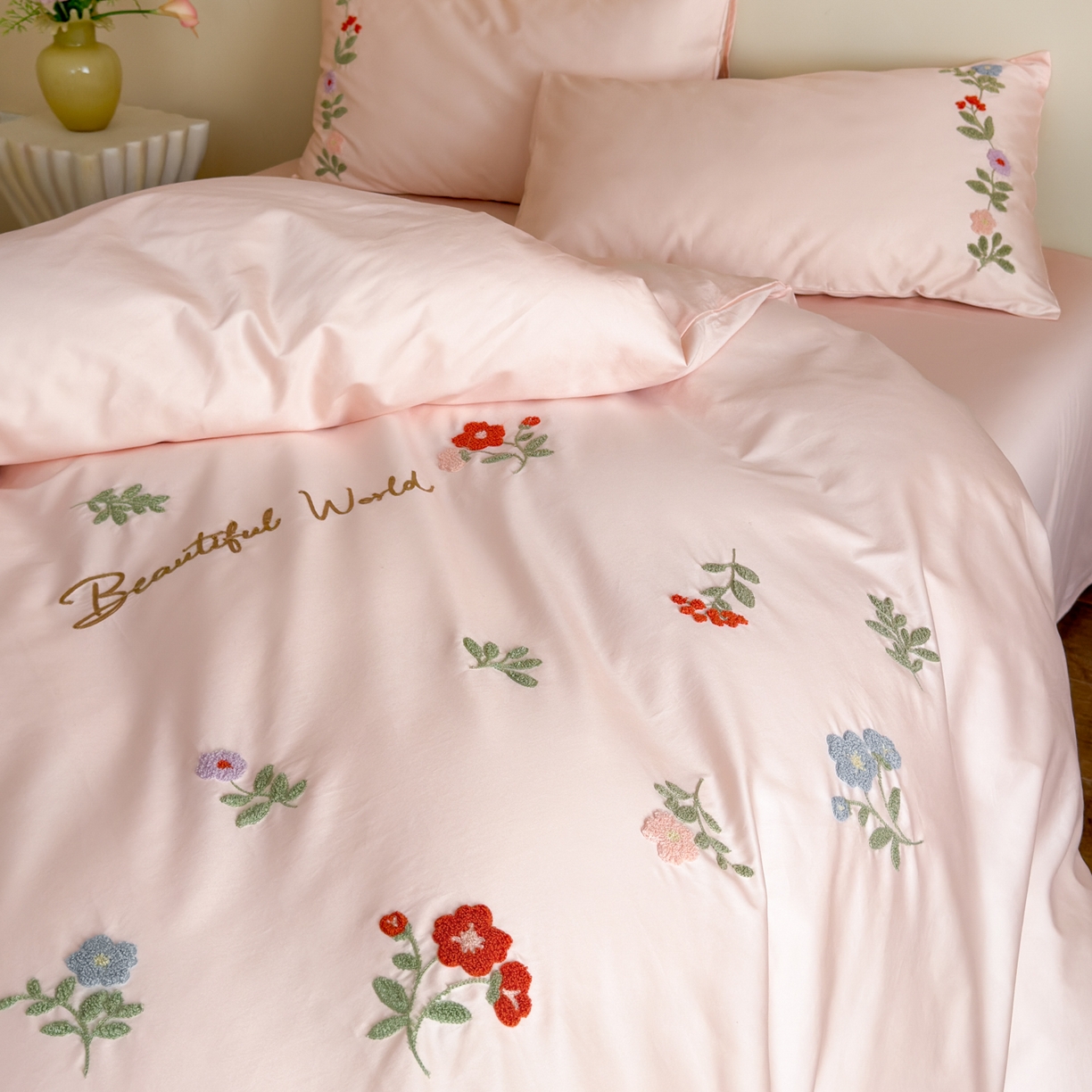 91家纺网 家纺一手货源 找家纺 优彩 2026春夏新款A类100支长绒棉毛巾绣四件套系列 醉花阴-粉