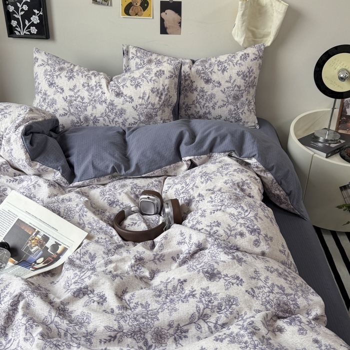 91家纺网 家纺一手货源 找家纺 雅阁尔家纺 2026新款轻奢复古美拉德风泡芙棉四件套水洗棉双层纱床单被套学生宿舍三件套床笠款 青花瓷