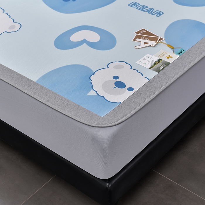 91家纺网 家纺一手货源 找家纺 小牛席业 2025新款加厚款-碳光凉感冰丝席系列（床笠款）凉席藤席冰藤席冰丝席竹席空调席草席乳胶席凉感豆豆席三 贝贝熊（床笠款）