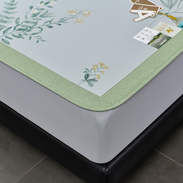 91家纺网 家纺一手货源 找家纺 小牛席业 2025新款加厚款-碳光凉感冰丝席系列（床笠款）凉席藤席冰藤席冰丝席竹席空调席草席乳胶席凉感豆豆席三 仙仙草（床笠款）