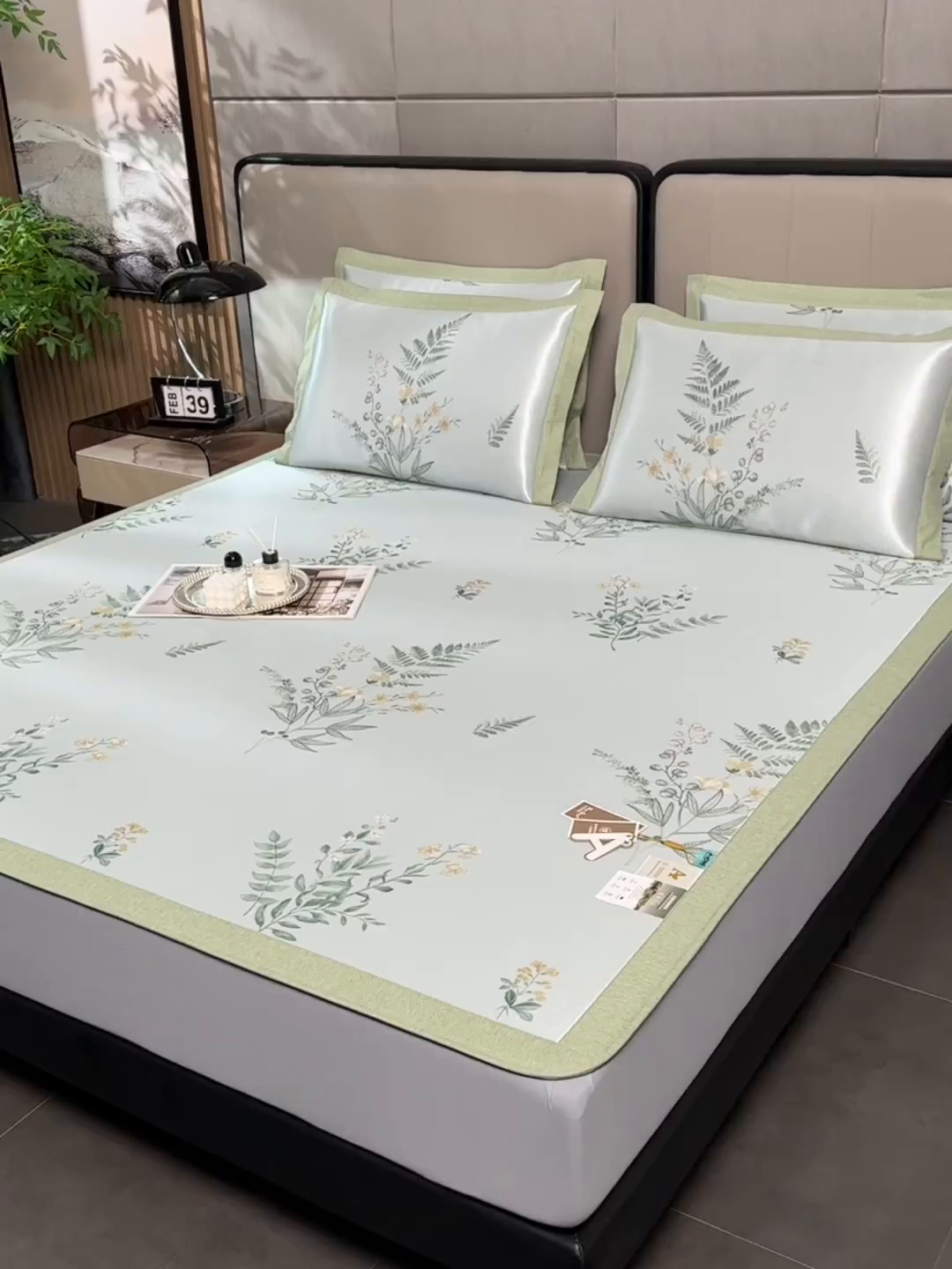 91家纺网 家纺一手货源 找家纺 小牛席业 2025新款加厚款-碳光凉感冰丝席系列（床笠款）凉席藤席冰藤席冰丝席竹席空调席草席乳胶席凉感豆豆席三 仙仙草（床笠款）