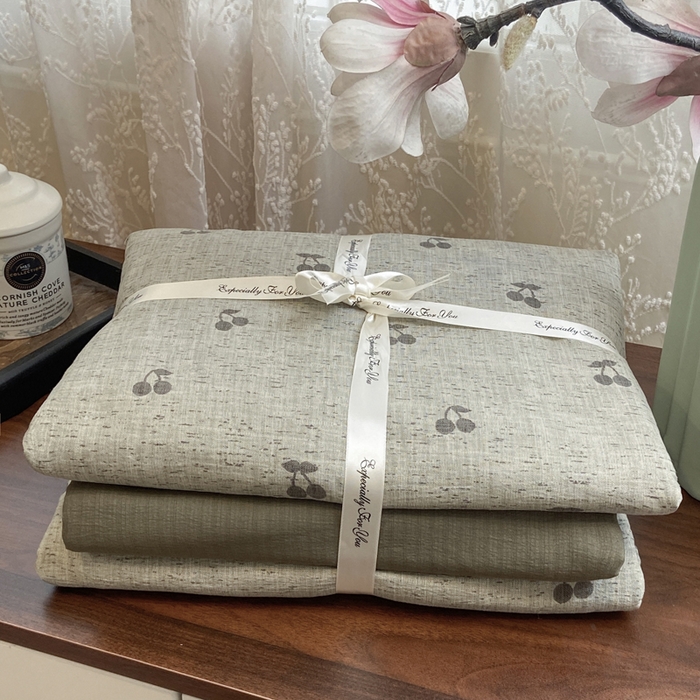 91家纺网 家纺一手货源 找家纺 雅阁尔家纺 2026新款复古美拉德风泡芙棉双层纱床单床笠款水洗棉四件套学生宿舍三件套单被套 绿樱