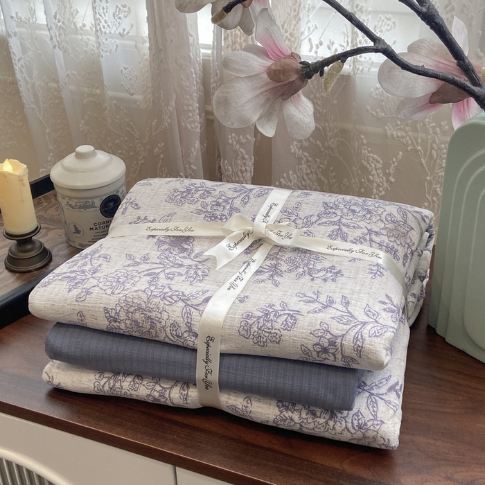 91家纺网 家纺一手货源 找家纺 雅阁尔家纺 2026新款复古美拉德风泡芙棉双层纱床单床笠款水洗棉四件套学生宿舍三件套单被套 青花瓷