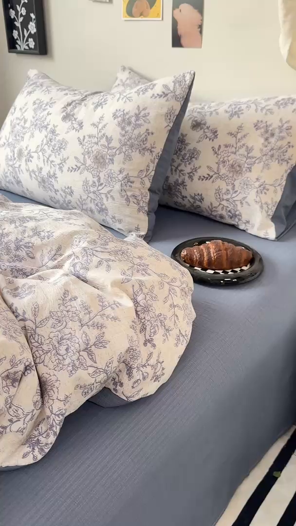 91家纺网 家纺一手货源 找家纺 雅阁尔家纺 2026新款复古美拉德风泡芙棉双层纱床单床笠款水洗棉四件套学生宿舍三件套单被套 青花瓷