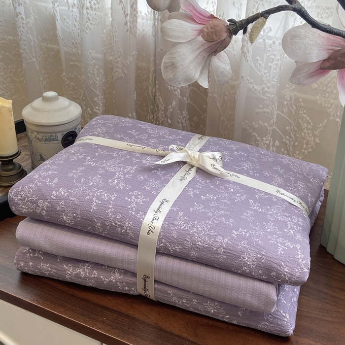 91家纺网 家纺一手货源 找家纺 雅阁尔家纺 2026新款复古美拉德风泡芙棉双层纱床单床笠款水洗棉四件套学生宿舍三件套单被套 紫萝漫想