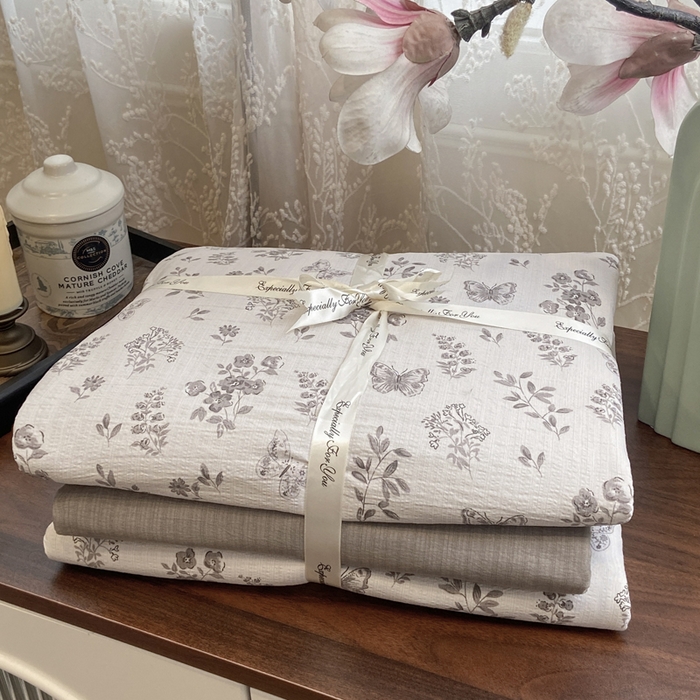 91家纺网 家纺一手货源 找家纺 雅阁尔家纺 2026新款复古美拉德风泡芙棉双层纱床单床笠款水洗棉四件套学生宿舍三件套单被套 素蝶吟