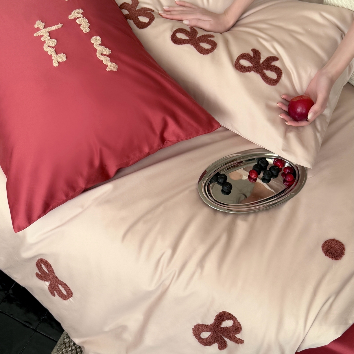 91家纺网 家纺一手货源 找家纺 （总）鹿班家居 2026春夏新款100S长绒棉纯棉毛巾绣四件套-绯红情书系列（标准会员-20元）