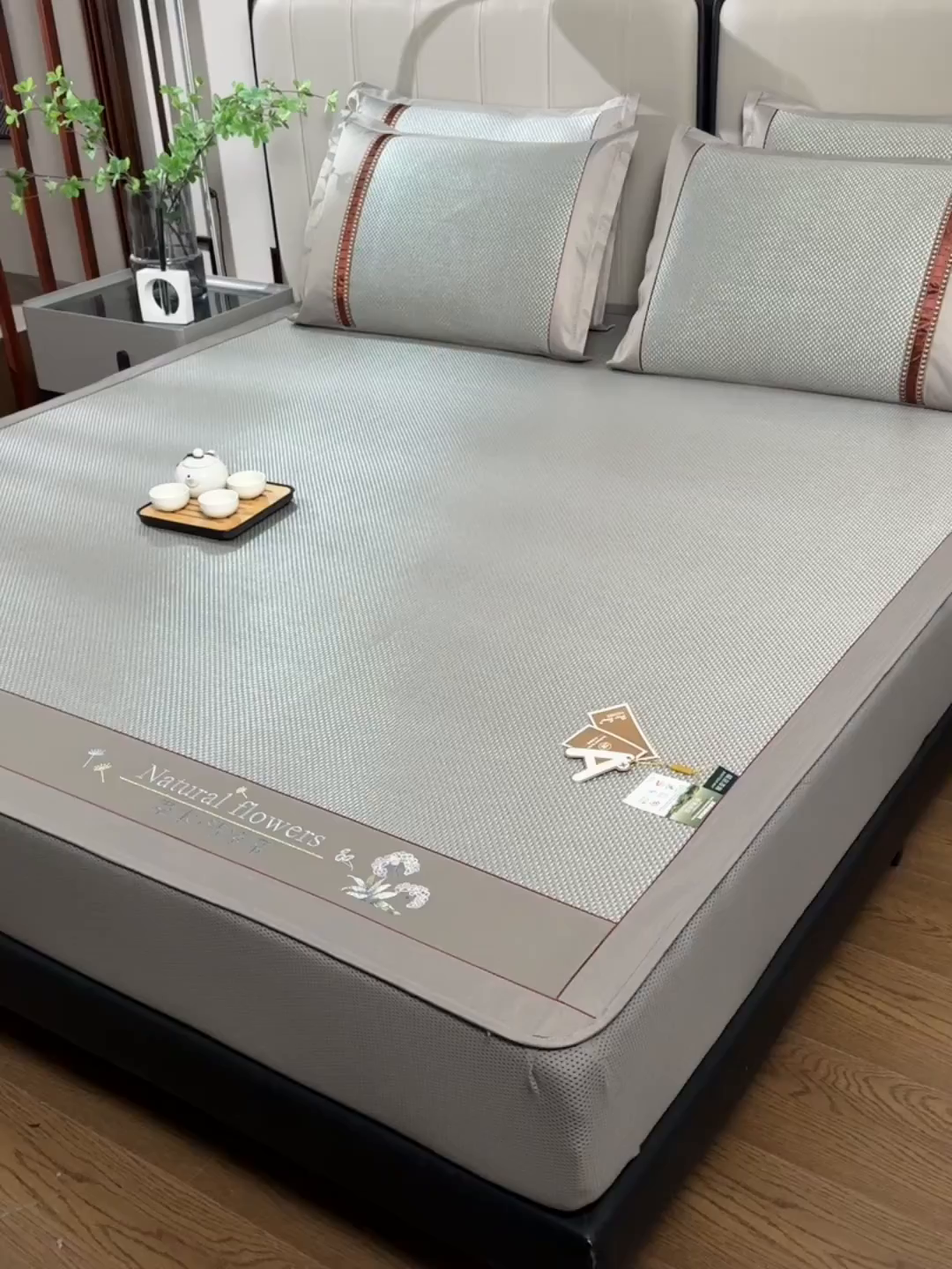 91家纺网 家纺一手货源 找家纺 小牛席业 2026新款加厚款-绣球草本清凉冰藤席系列（床笠款）清凉席凉席藤席冰藤席冰丝席草席竹席乳胶席凉感豆豆 加厚款-绣球草本清凉席（床笠款）银灰