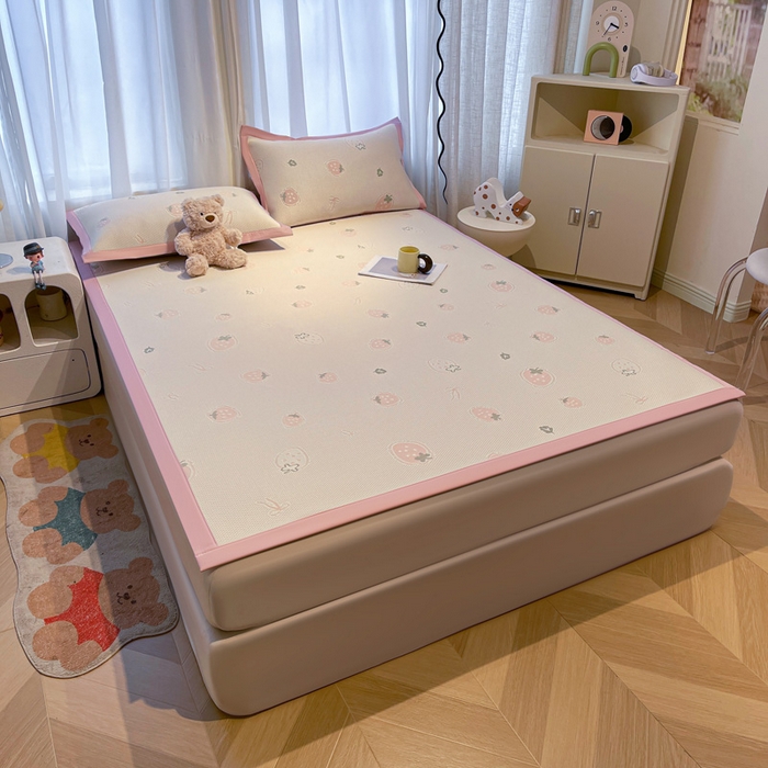 91家纺网 家纺一手货源 找家纺 凯罗 2026新款卡通实拍小红书爆款凉豆豆绣花床席可水洗床席席子 波点草莓-粉