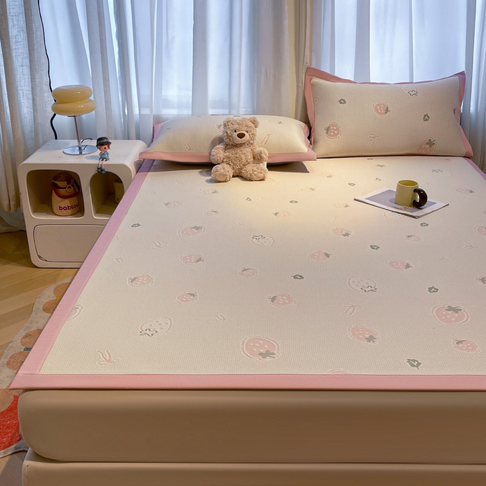 91家纺网 家纺一手货源 找家纺 凯罗 2026新款卡通实拍小红书爆款凉豆豆绣花床席可水洗床席席子 波点草莓-粉