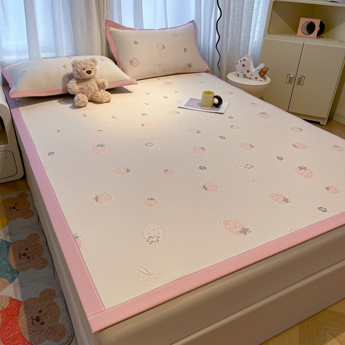 91家纺网 家纺一手货源 找家纺 凯罗 2026新款卡通实拍小红书爆款凉豆豆绣花床席可水洗床席席子 波点草莓-粉