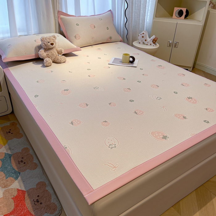 91家纺网 家纺一手货源 找家纺 凯罗 2026新款卡通实拍小红书爆款凉豆豆绣花床席可水洗床席席子 波点草莓-粉