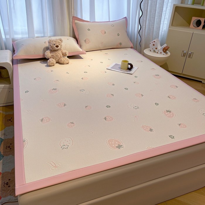 91家纺网 家纺一手货源 找家纺 凯罗 2026新款卡通实拍小红书爆款凉豆豆绣花床席可水洗床席席子 波点草莓-粉