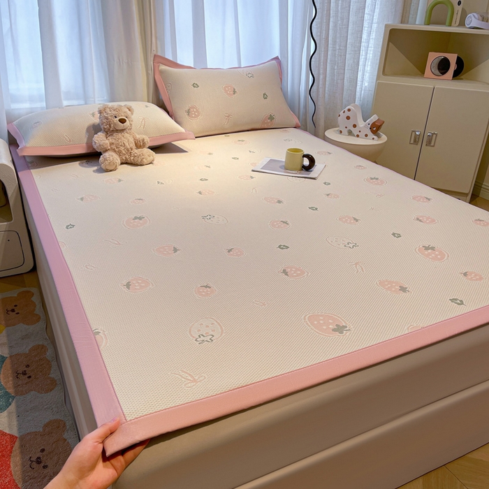 91家纺网 家纺一手货源 找家纺 凯罗 2026新款卡通实拍小红书爆款凉豆豆绣花床席可水洗床席席子 波点草莓-粉