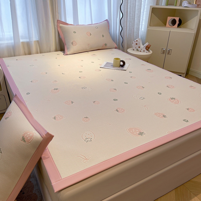 91家纺网 家纺一手货源 找家纺 凯罗 2026新款卡通实拍小红书爆款凉豆豆绣花床席可水洗床席席子 波点草莓-粉