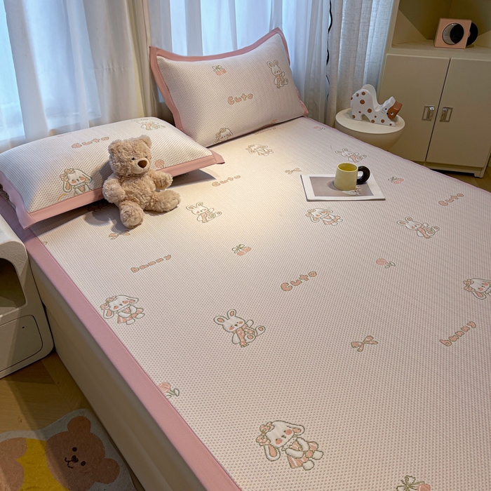 91家纺网 家纺一手货源 找家纺 凯罗 2026新款卡通实拍小红书爆款凉豆豆绣花床席可水洗床席席子 兔叽乖乖