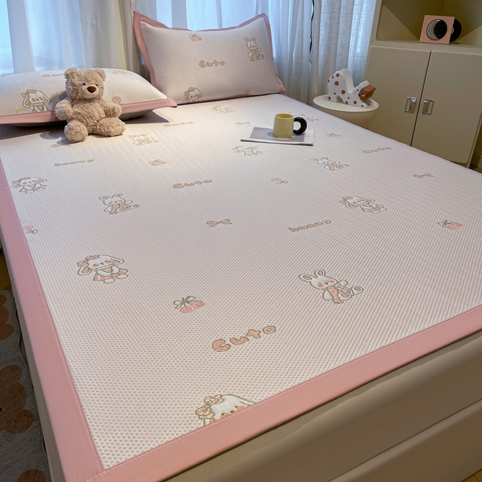 91家纺网 家纺一手货源 找家纺 凯罗 2026新款卡通实拍小红书爆款凉豆豆绣花床席可水洗床席席子 兔叽乖乖