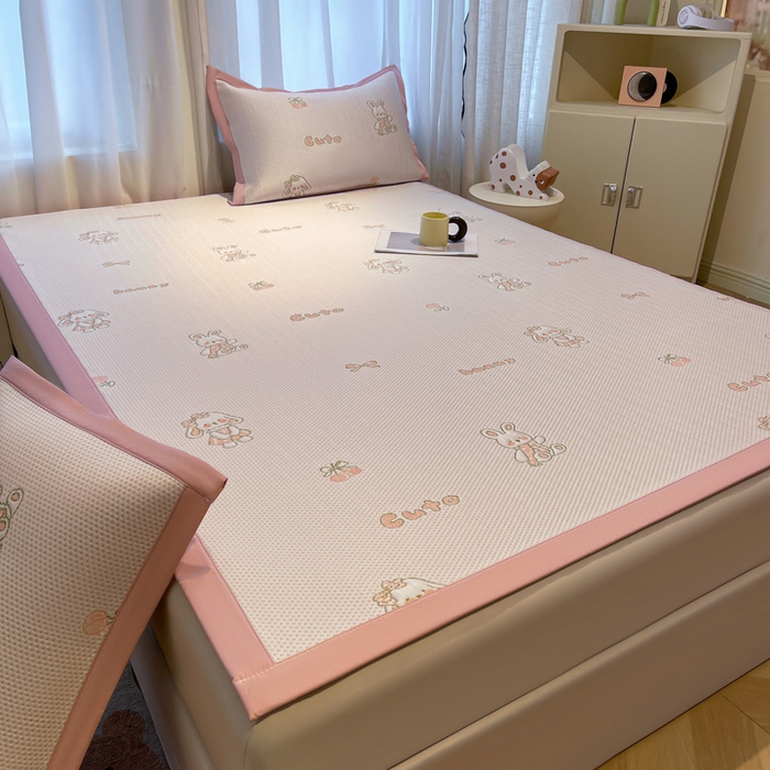 91家纺网 家纺一手货源 找家纺 凯罗 2026新款卡通实拍小红书爆款凉豆豆绣花床席可水洗床席席子 兔叽乖乖