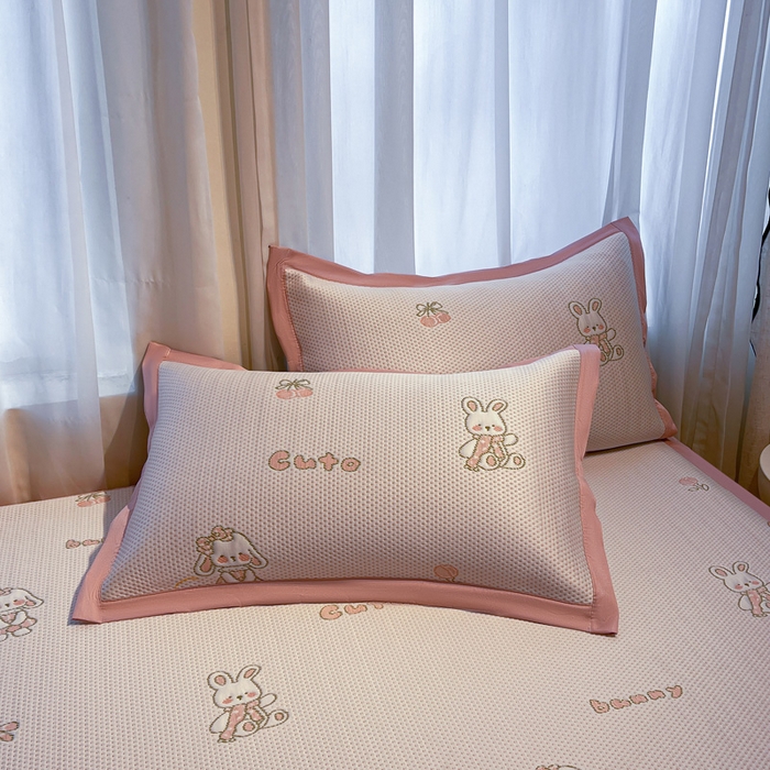 91家纺网 家纺一手货源 找家纺 凯罗 2026新款卡通实拍小红书爆款凉豆豆绣花床席可水洗床席席子 兔叽乖乖