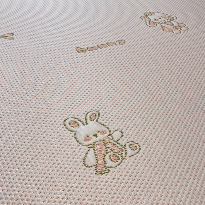 91家纺网 家纺一手货源 找家纺 凯罗 2026新款卡通实拍小红书爆款凉豆豆绣花床席可水洗床席席子 兔叽乖乖