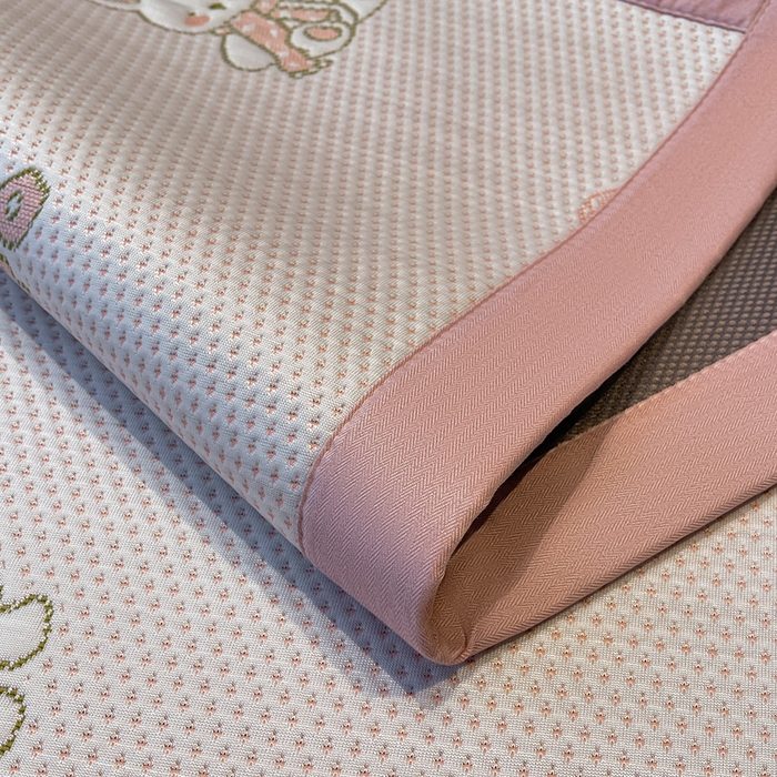 91家纺网 家纺一手货源 找家纺 凯罗 2026新款卡通实拍小红书爆款凉豆豆绣花床席可水洗床席席子 兔叽乖乖