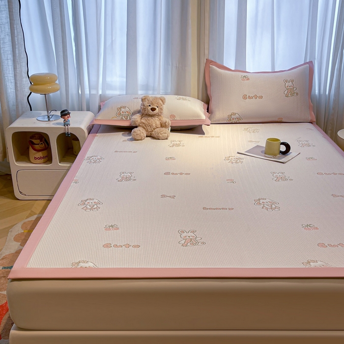 91家纺网 家纺一手货源 找家纺 凯罗 2026新款卡通实拍小红书爆款凉豆豆绣花床席可水洗床席席子 兔叽乖乖