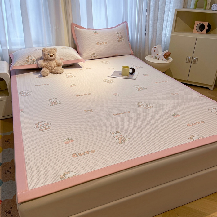 91家纺网 家纺一手货源 找家纺 凯罗 2026新款卡通实拍小红书爆款凉豆豆绣花床席可水洗床席席子 兔叽乖乖