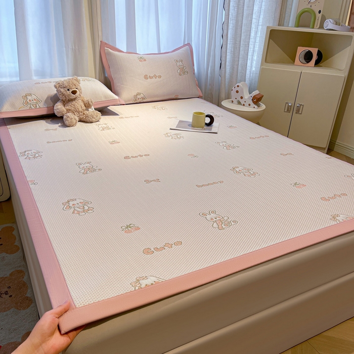 91家纺网 家纺一手货源 找家纺 凯罗 2026新款卡通实拍小红书爆款凉豆豆绣花床席可水洗床席席子 兔叽乖乖