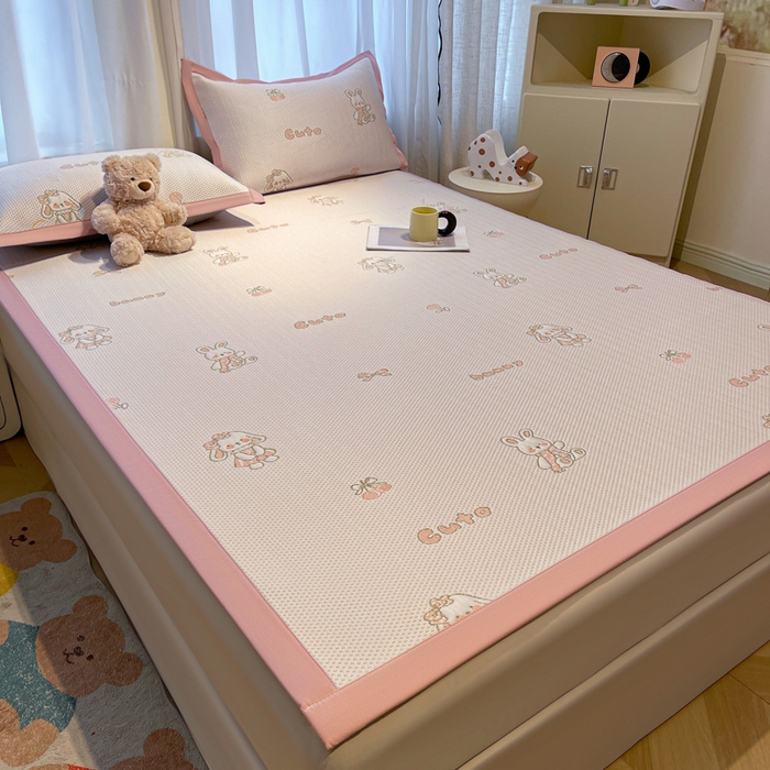 91家纺网 家纺一手货源 找家纺 凯罗 2026新款卡通实拍小红书爆款凉豆豆绣花床席可水洗床席席子 兔叽乖乖