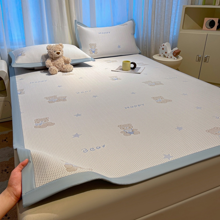 91家纺网 家纺一手货源 找家纺 凯罗 2026新款卡通实拍小红书爆款凉豆豆绣花床席可水洗床席席子 布丁萌萌熊