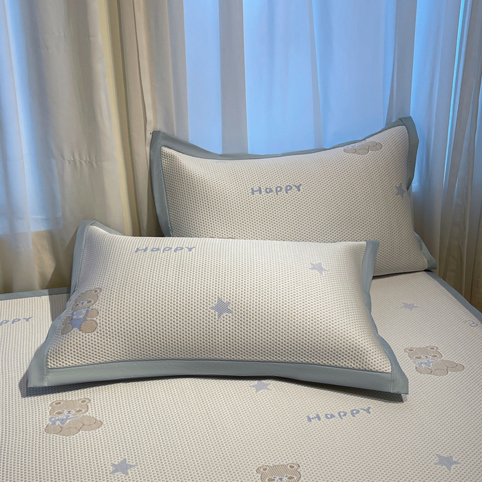 91家纺网 家纺一手货源 找家纺 凯罗 2026新款卡通实拍小红书爆款凉豆豆绣花床席可水洗床席席子 布丁萌萌熊