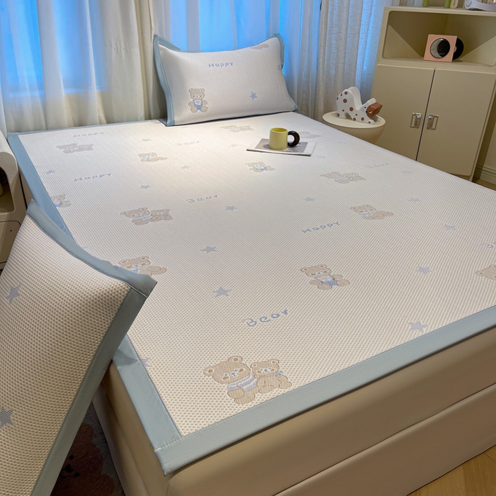 91家纺网 家纺一手货源 找家纺 凯罗 2026新款卡通实拍小红书爆款凉豆豆绣花床席可水洗床席席子 布丁萌萌熊