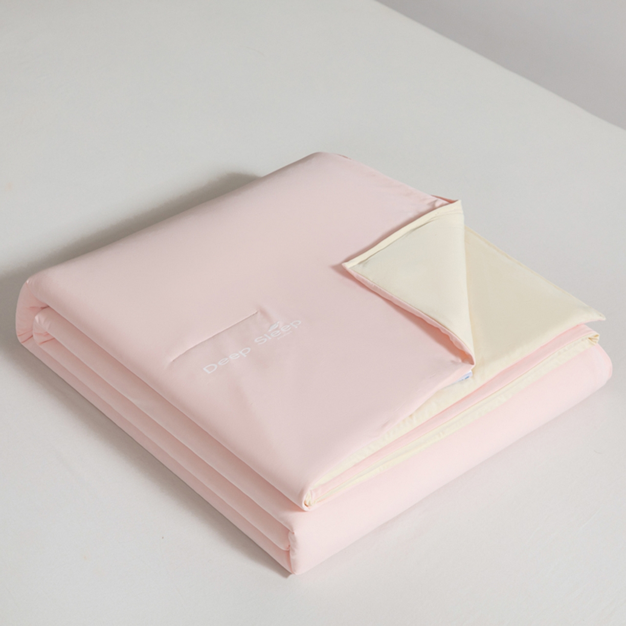 91家纺网 家纺一手货源 找家纺 鹿辉家居（原吉欧力） 2026新款凉感丝深睡夏被被子被芯 杏仁咖