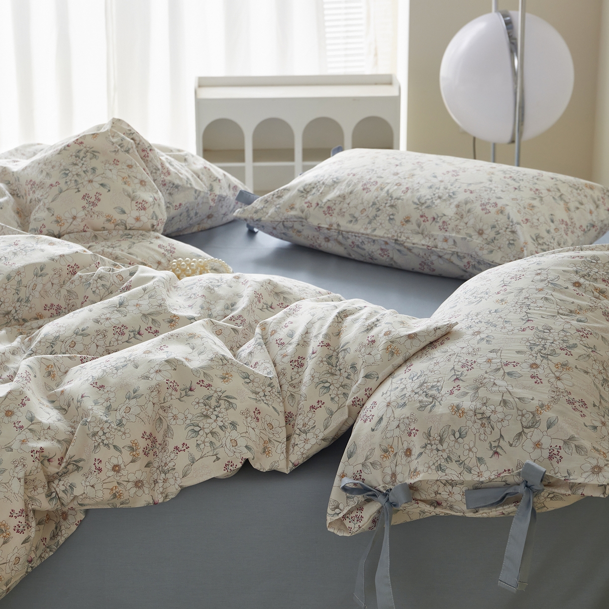 91家纺网 家纺一手货源 找家纺 绫韵家纺 2026春夏新款13372全棉ins小碎花纯棉田园风床单床笠四件套系绳蝴蝶结系列 花田喜事