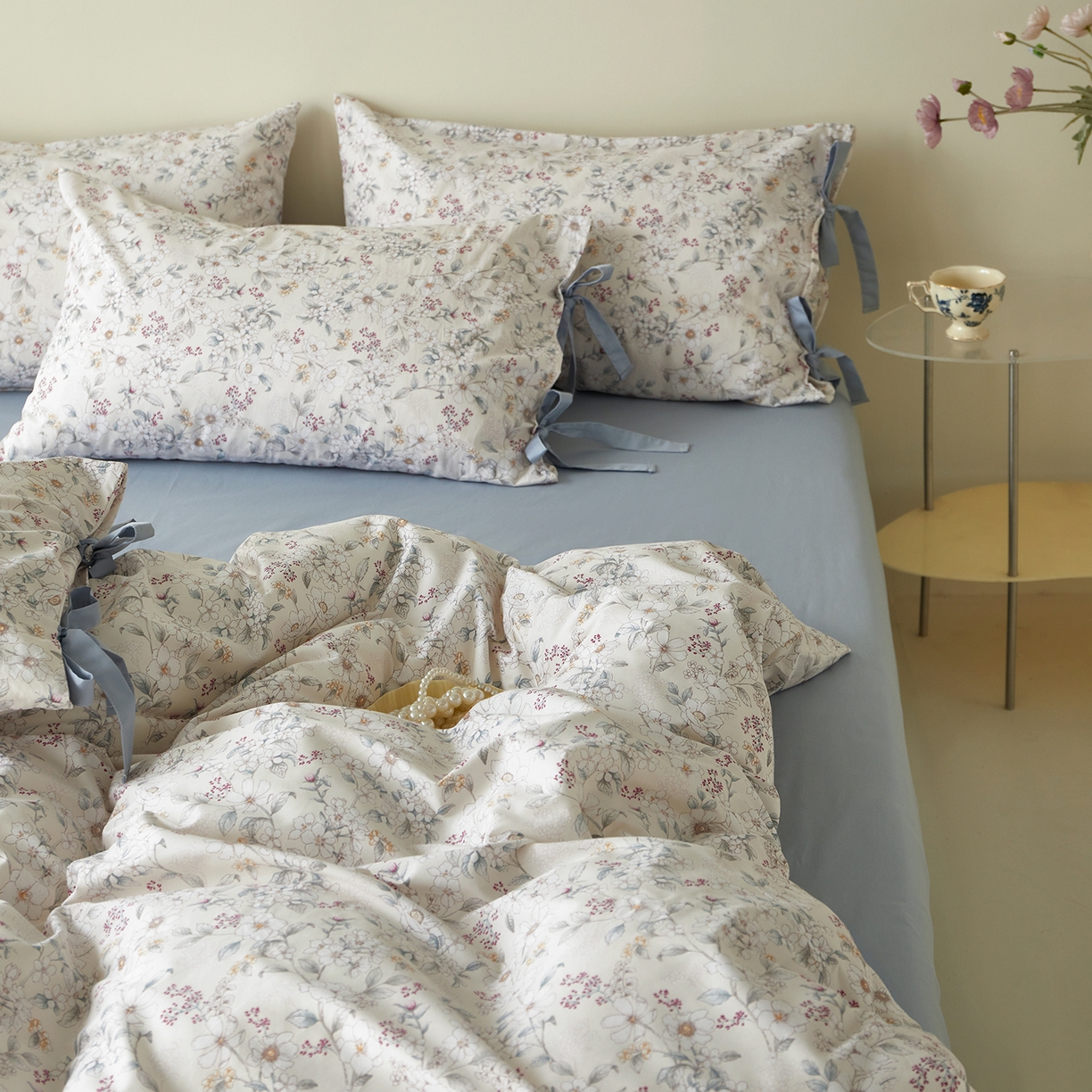 91家纺网 家纺一手货源 找家纺 绫韵家纺 2026春夏新款13372全棉ins小碎花纯棉田园风床单床笠四件套系绳蝴蝶结系列 花田喜事